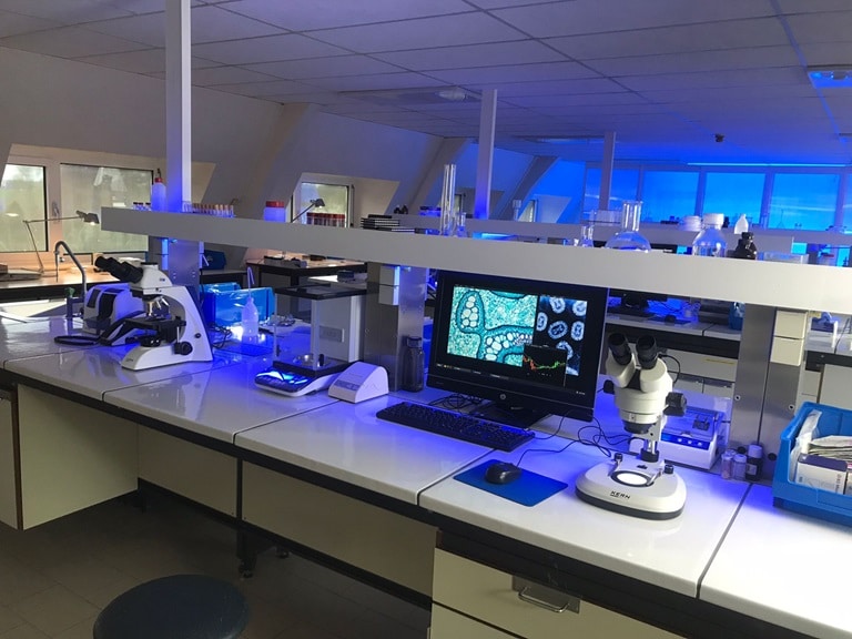 Microscopes de KERN dans la série "Professeur T."