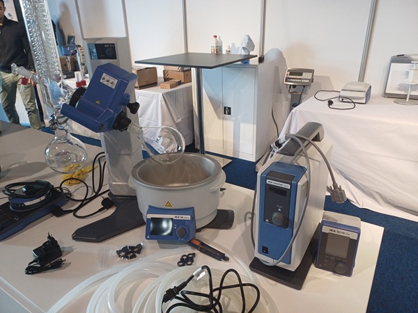 La façon de relier les panneaux de contrôle d'un évaporateur rotatif d'IKA