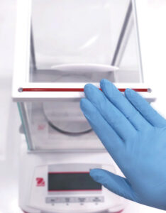 Elektrostatische ladingen bij analyseweegschalen