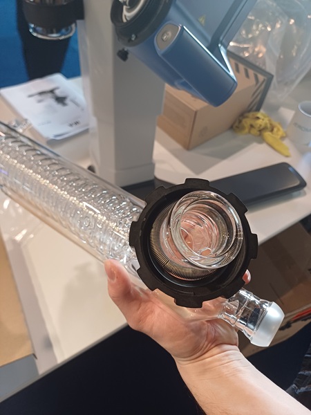 Montering van een dampbuis op de een rotatieverdamper van IKA